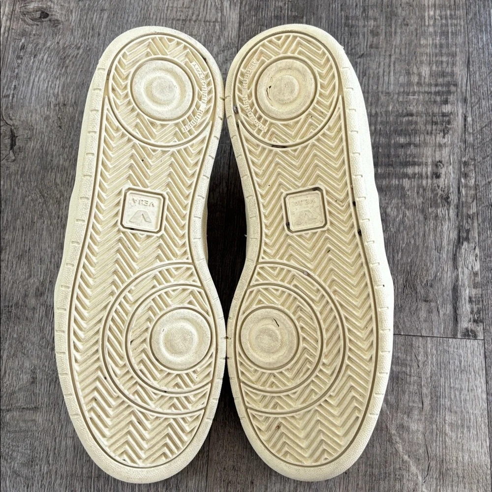 Veja V-90 Sneakers - Picture 7 of 8